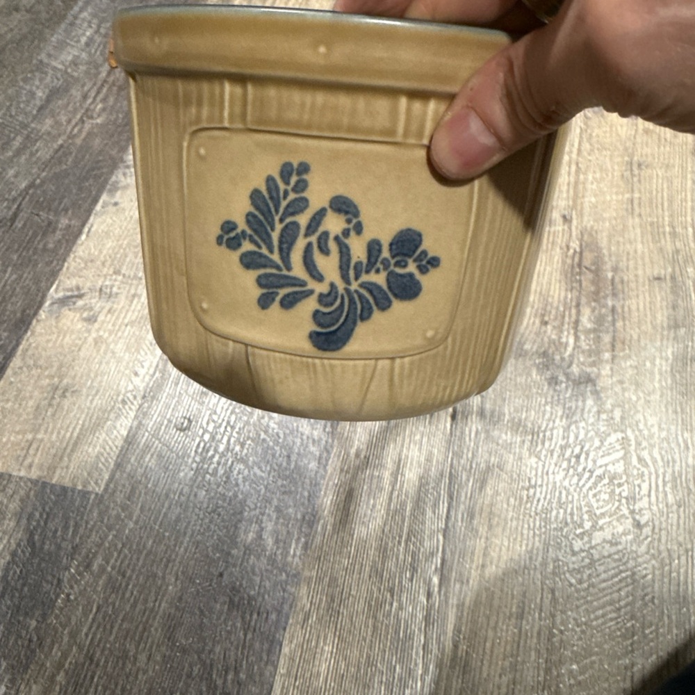 Pfaltzgraff Folk Art Tan and Navy Stoneware Floral Berry Basket - Picture 8 of 8